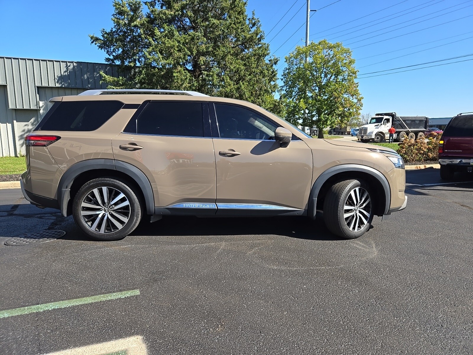 2023 Nissan Pathfinder Platinum photo 2