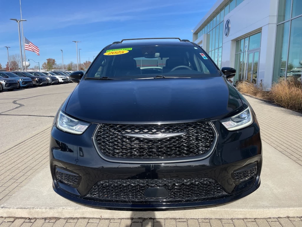 Used 2025 Chrysler Pacifica Limited Van Passenger Van