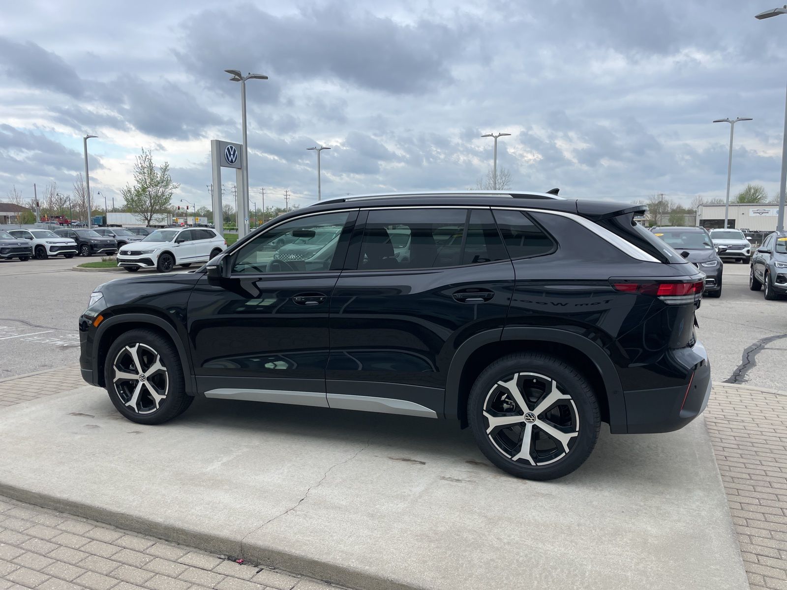 2026 Volkswagen Tiguan SE - Photo 9