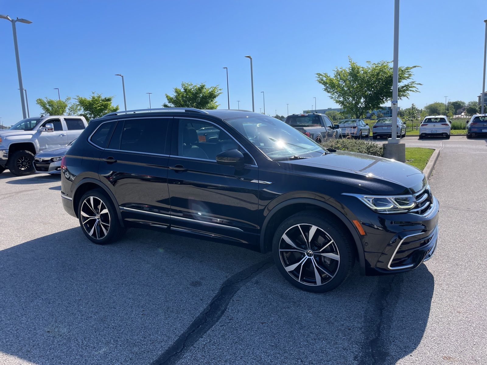 2022 Volkswagen Tiguan 2.0T SEL R-Line 4Motion's photo