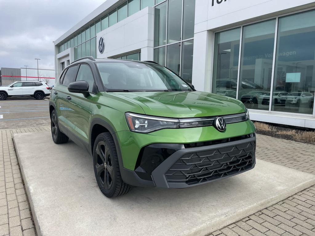 New 2026 Volkswagen Taos SE Black 4MOTION