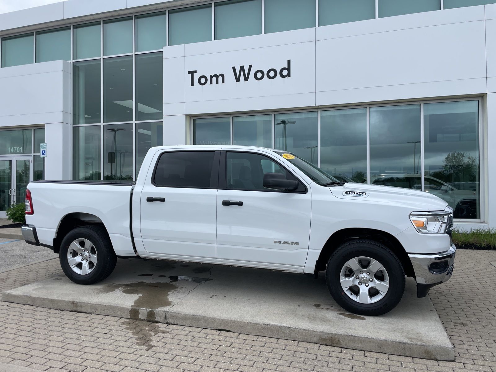 2023 RAM 1500 Big Horn/Lone Star 4x4 Crew Cab 5'7's photo