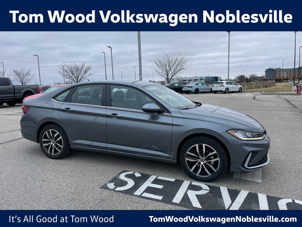 Used 2025 Volkswagen Jetta SE Sedan