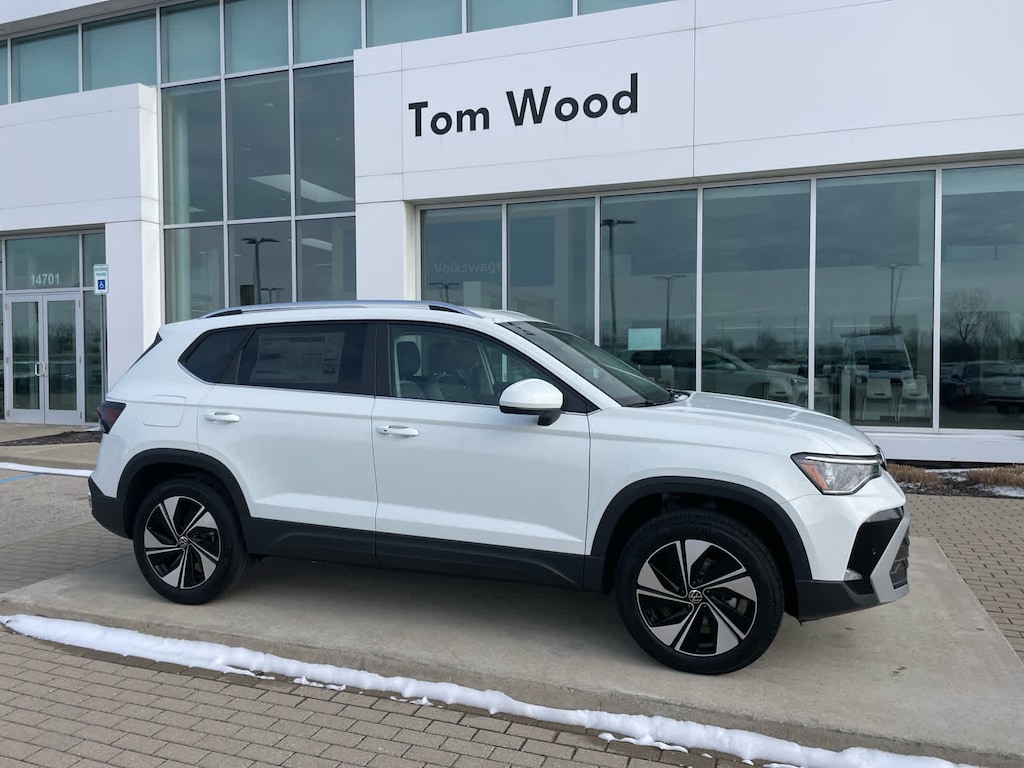 New 2026 Volkswagen Taos SE 4MOTION