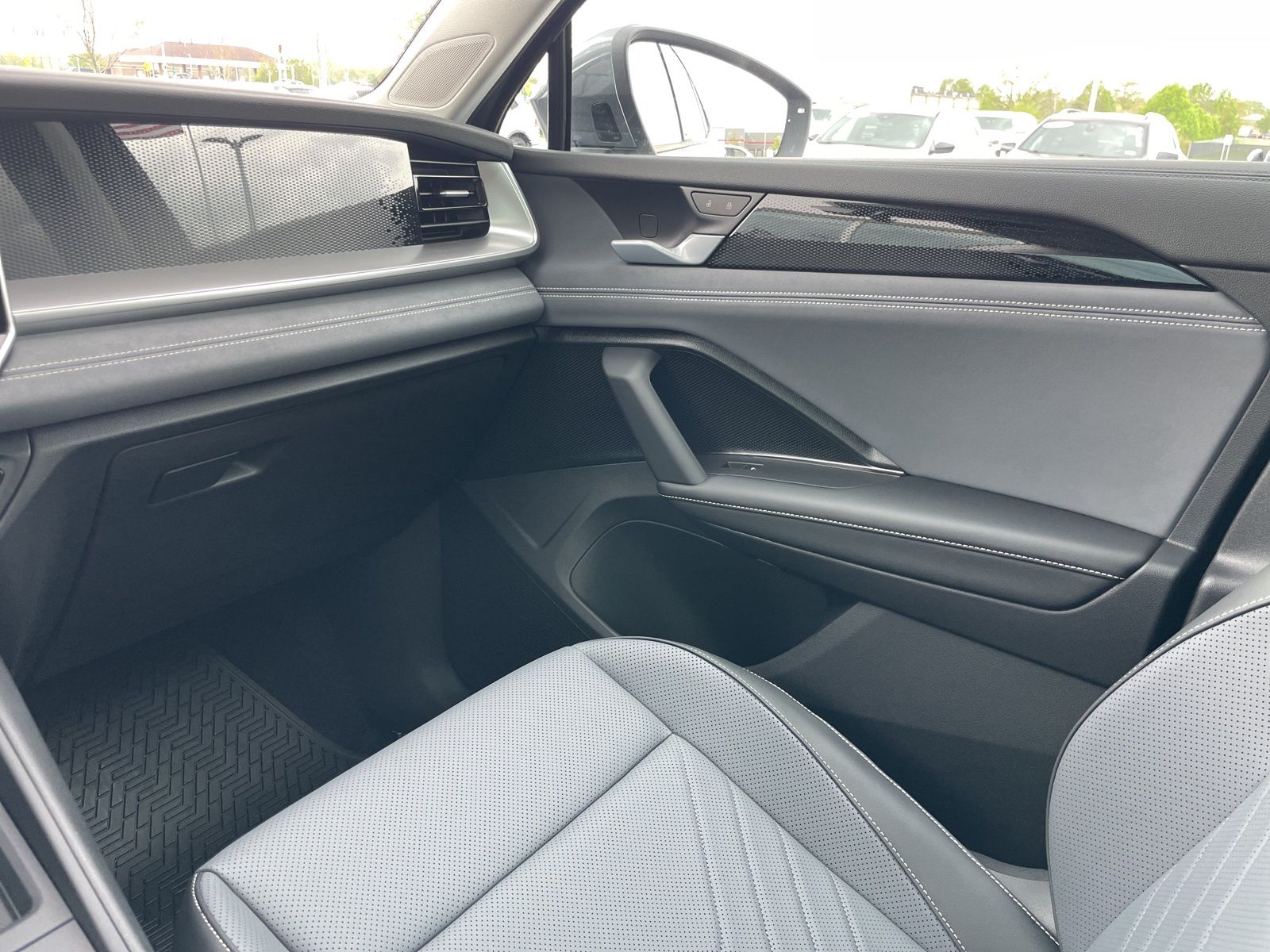 2026 Volkswagen Tiguan SE - Photo 38