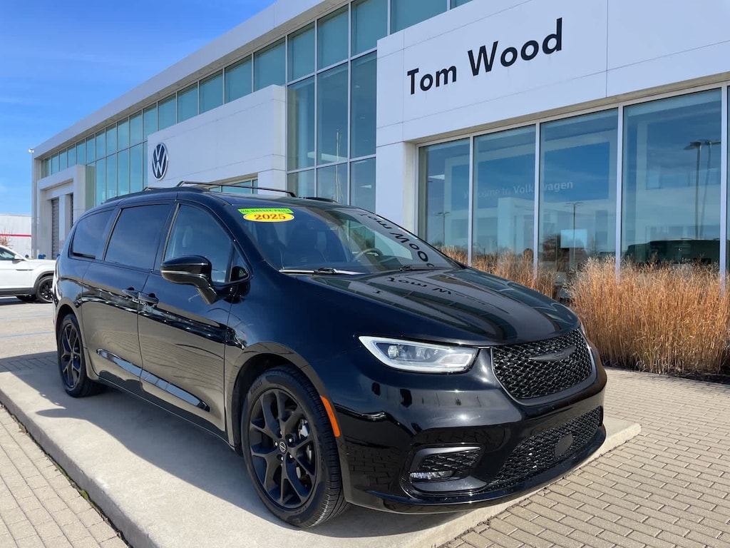 Used 2025 Chrysler Pacifica Limited Van Passenger Van