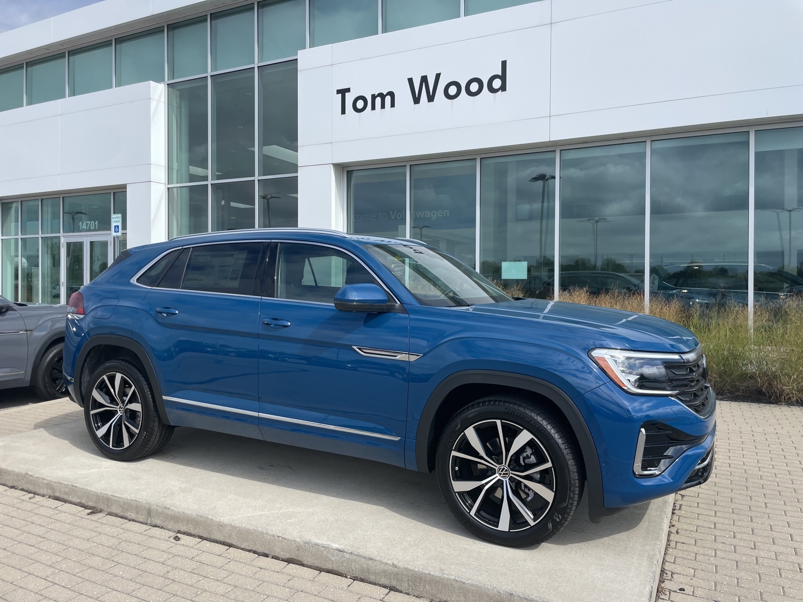 2026 Volkswagen Atlas Cross Sport SEL Premium R-LINE's photo