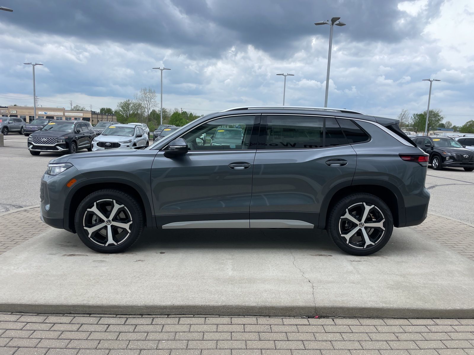 2026 Volkswagen Tiguan SE - Photo 8
