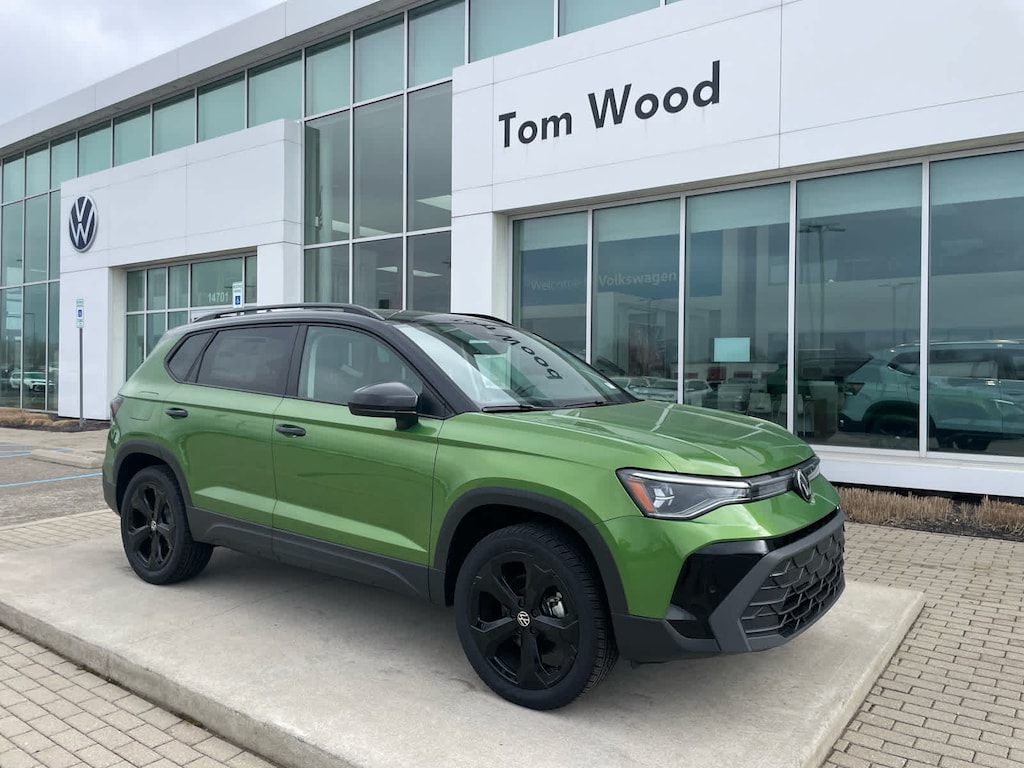 New 2026 Volkswagen Taos SE Black 4MOTION