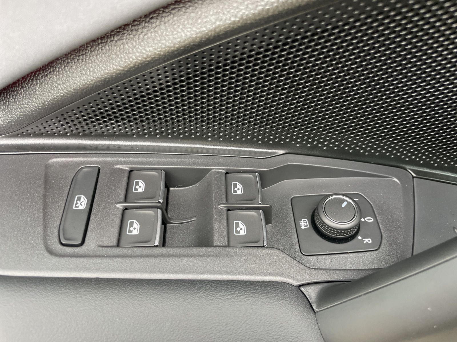 2026 Volkswagen Tiguan SE - Photo 16
