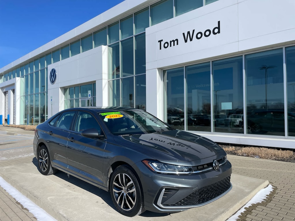 Used 2025 Volkswagen Jetta SE Sedan