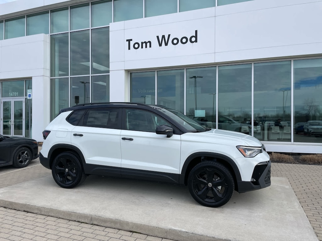 New 2026 Volkswagen Taos SE Black 4MOTION