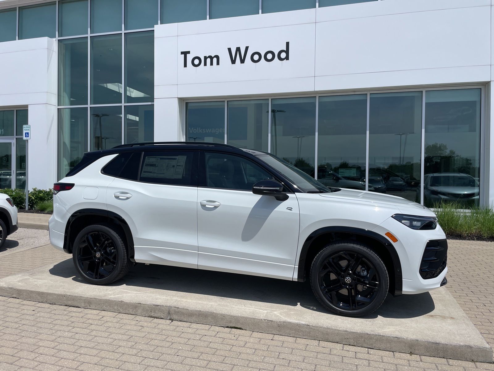 2026 Volkswagen Tiguan 2.0T SE R-Line Black 4Motion's photo