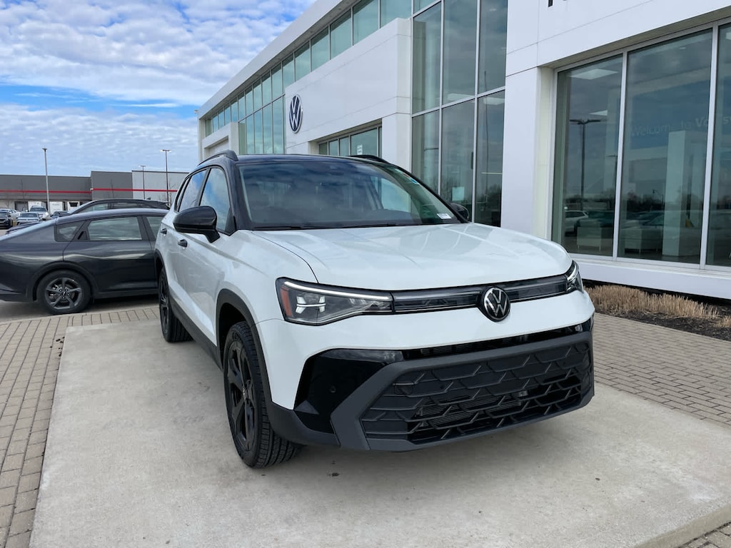 New 2026 Volkswagen Taos SE Black 4MOTION