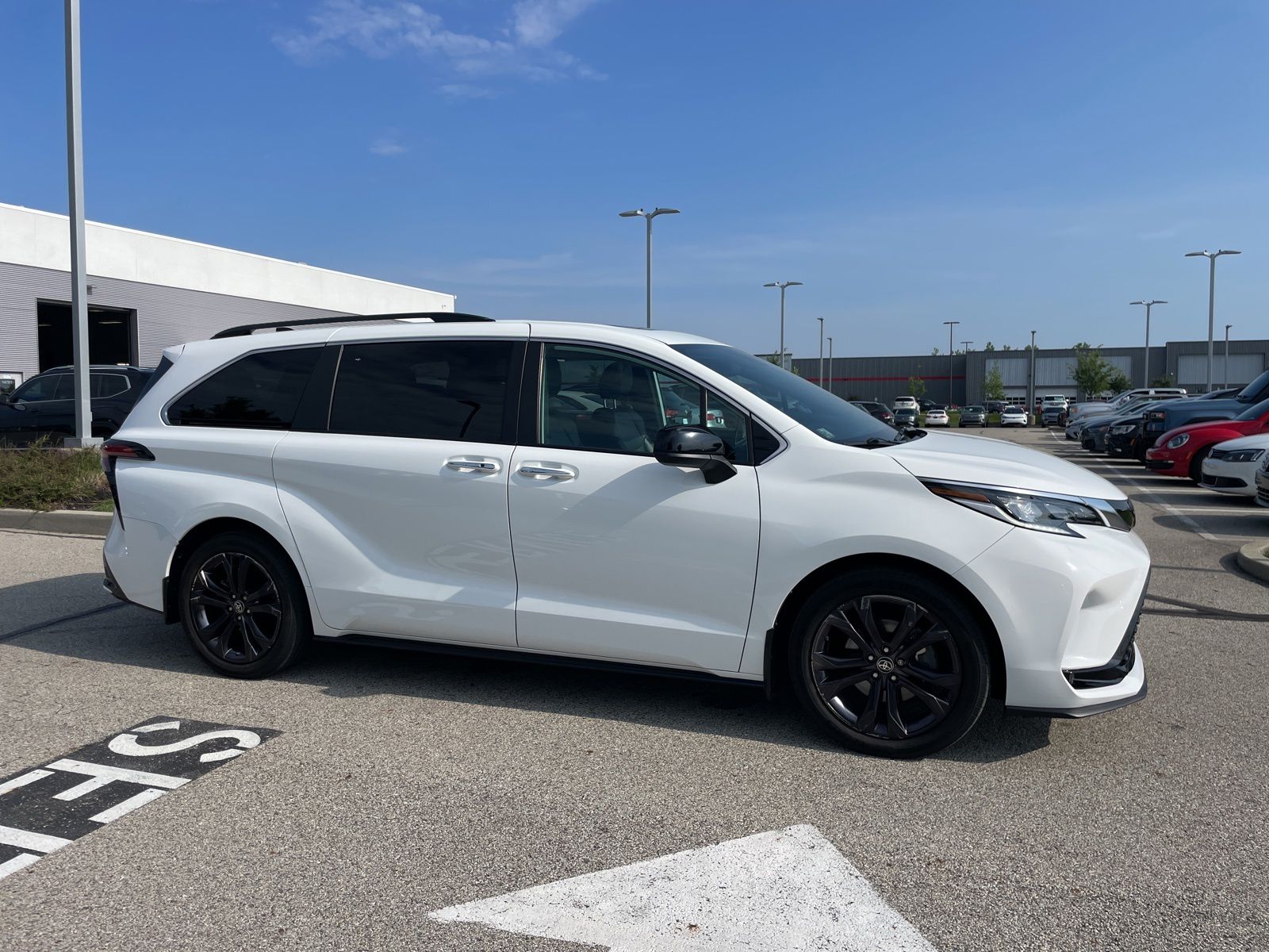 2022 Toyota Sienna XSE 7-Passenger Hybrid FWD's photo