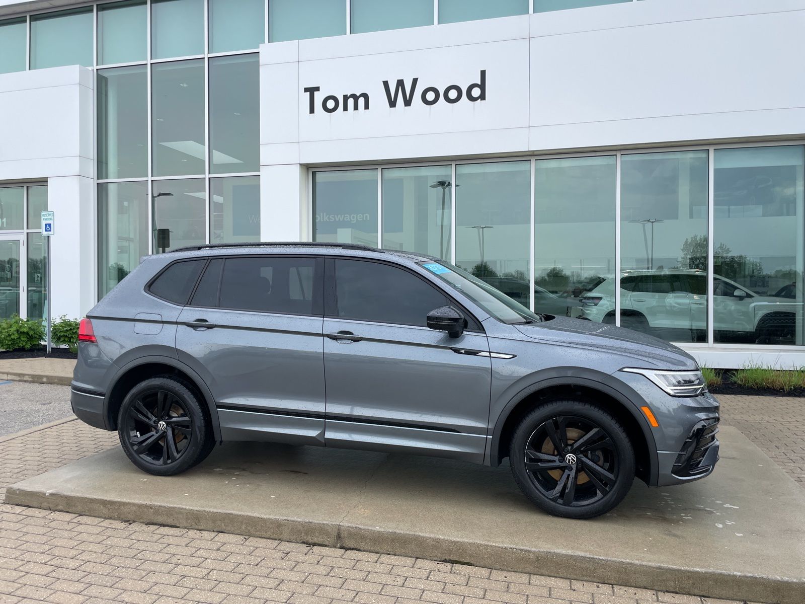 2023 Volkswagen Tiguan SE R-LINE BLACK