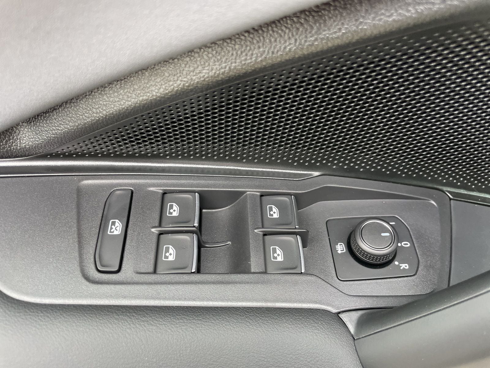 2026 Volkswagen Tiguan SE - Photo 16