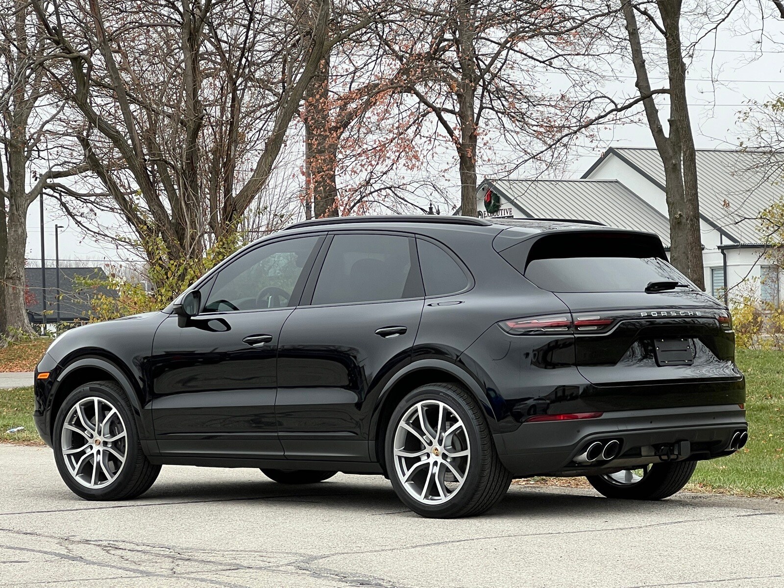 2023 Porsche Cayenne Platinum Edition photo 3