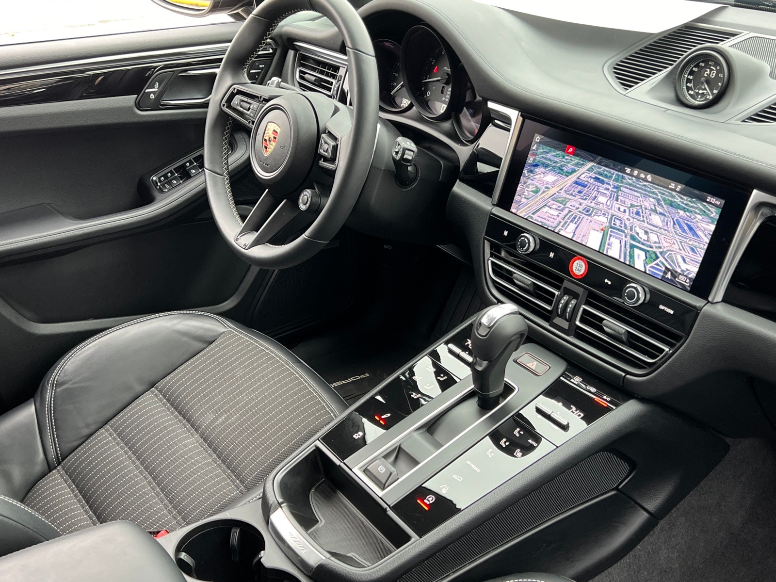 2025 Porsche Macan T photo 4