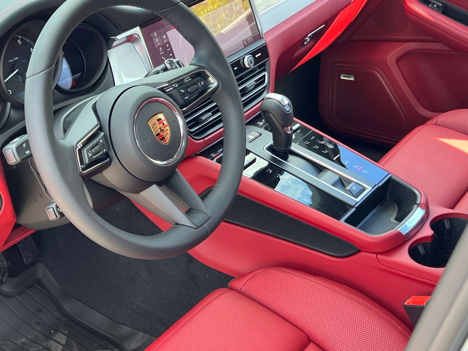 2026 Porsche Macan T photo 3