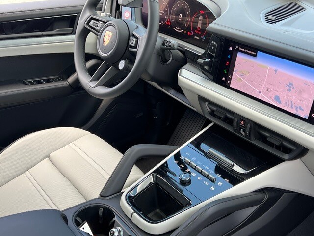 2025 Porsche Cayenne photo 4