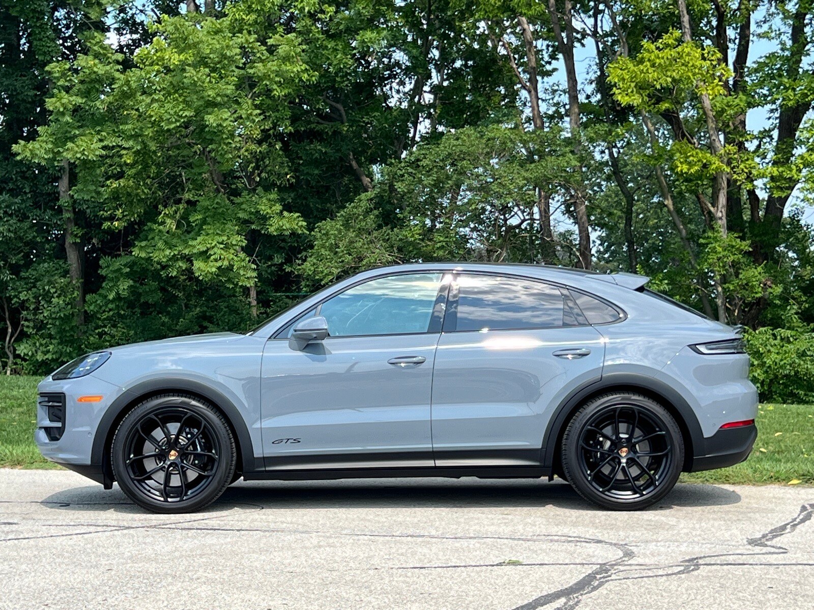 2025 Porsche Cayenne Coupe GTS photo 2