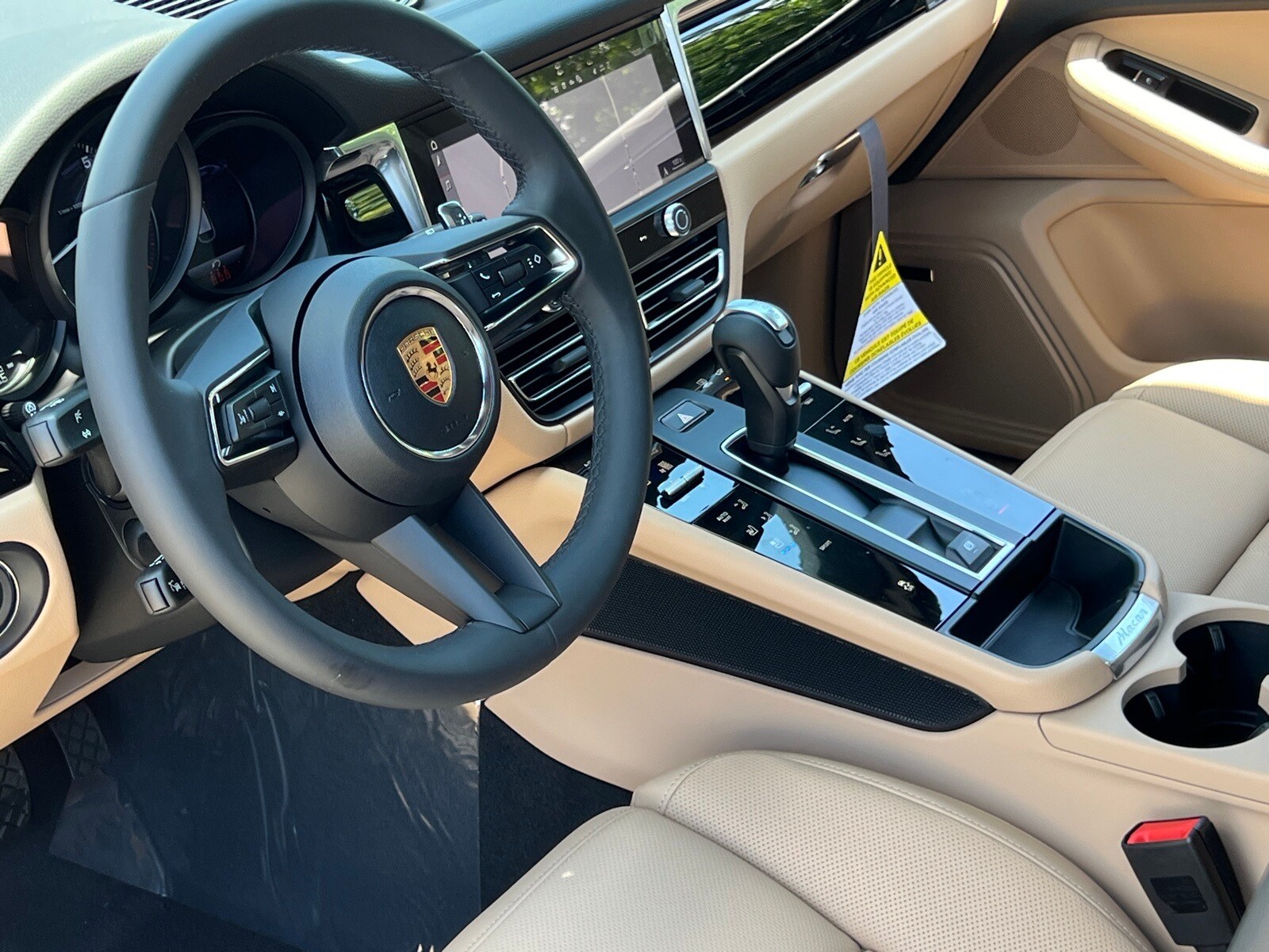 2025 Porsche Macan T photo 4