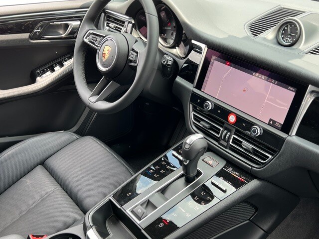 2025 Porsche Macan T photo 4
