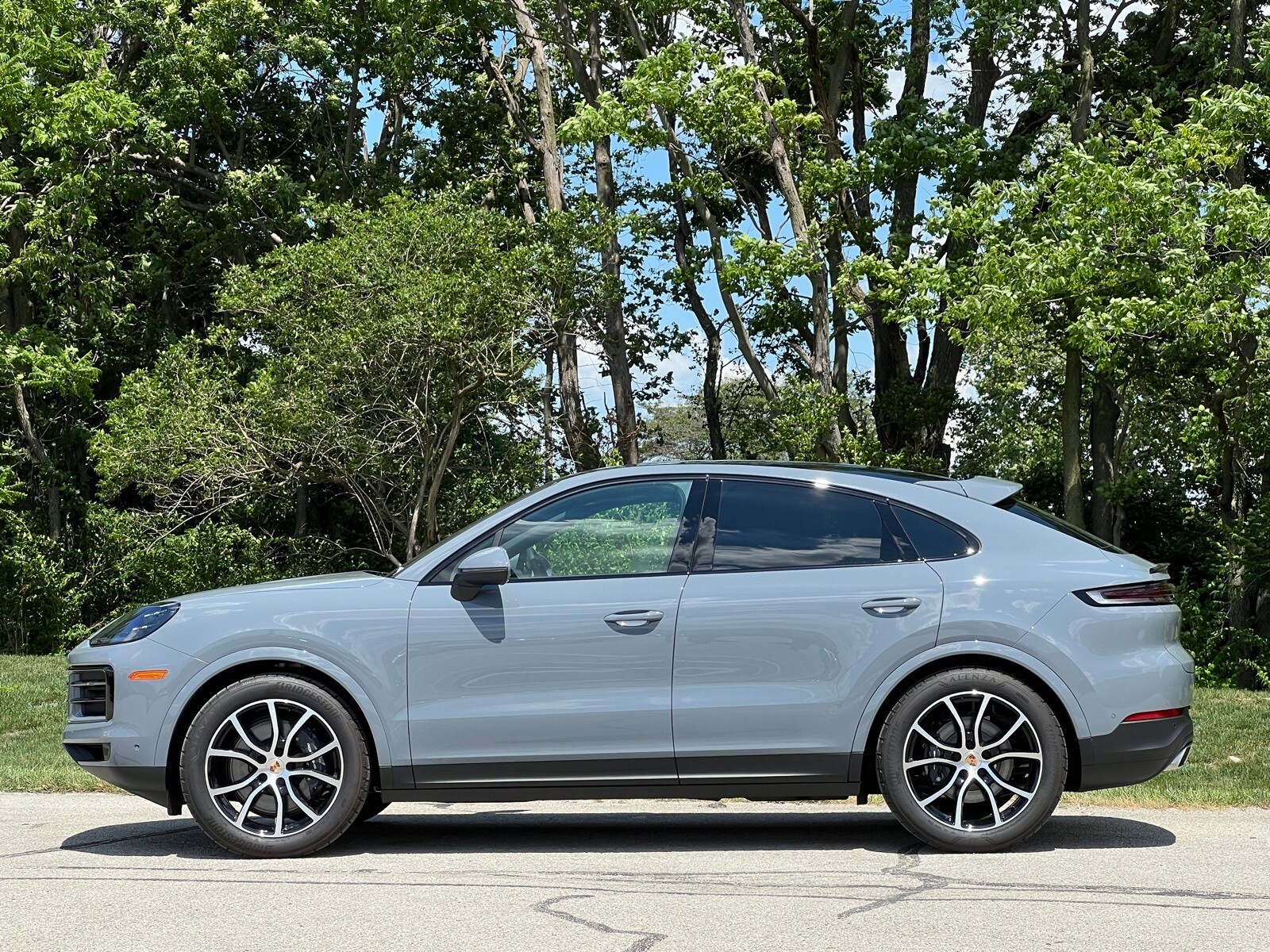 2025 Porsche Cayenne Coupe photo 2
