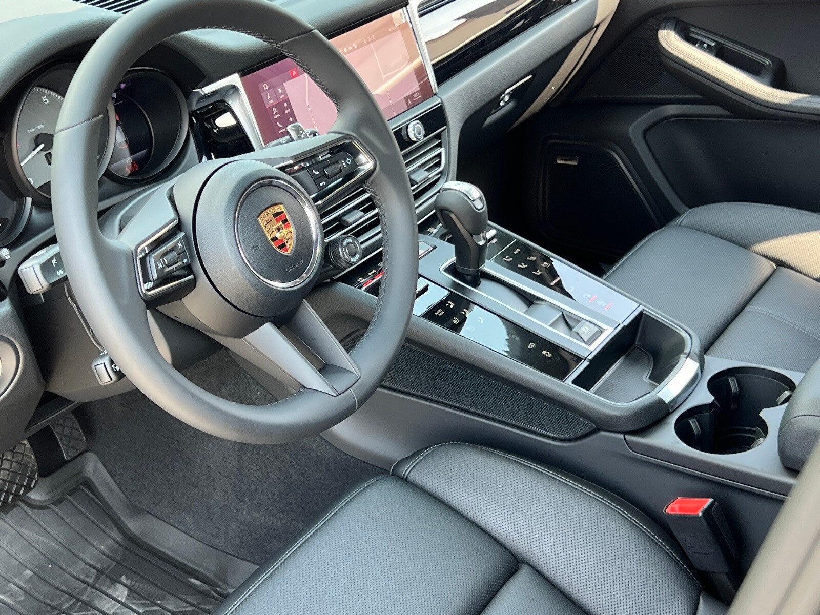 2025 Porsche Macan S photo 3