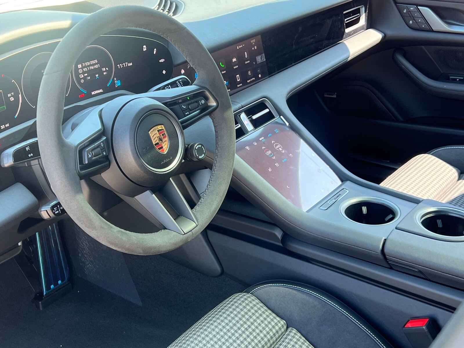 2025 Porsche Taycan 4 photo 4