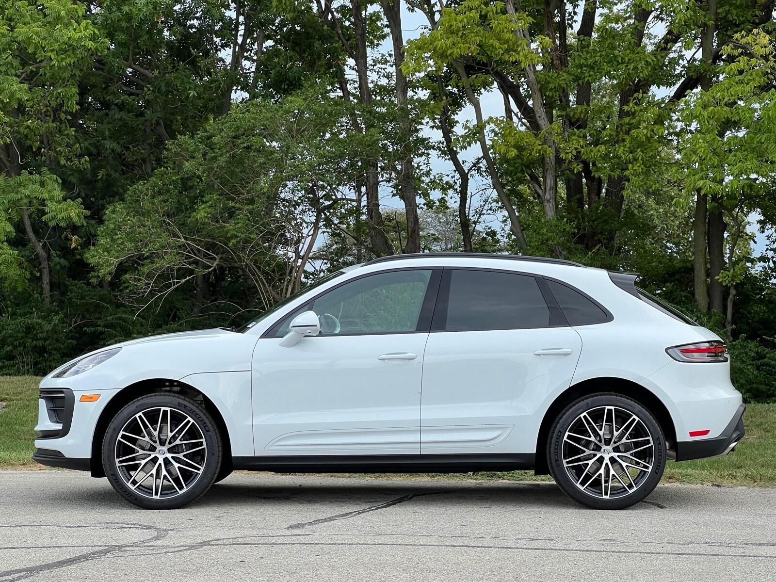 2026 Porsche Macan T photo 2