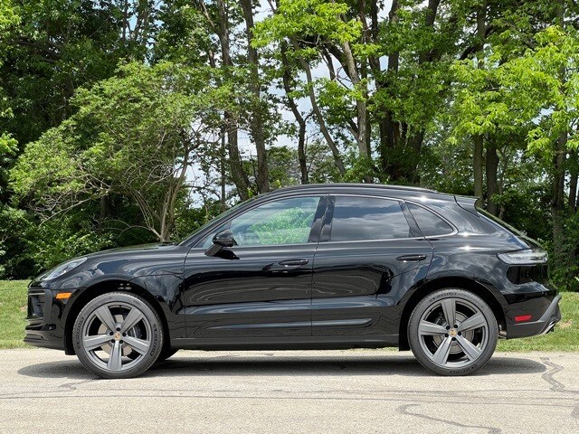 2025 Porsche Macan T photo 2