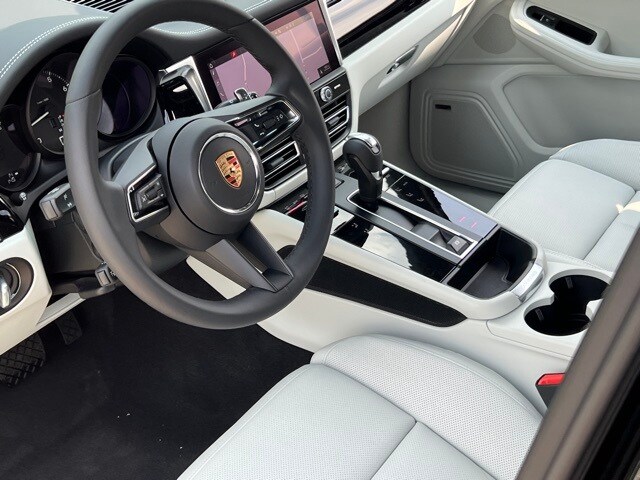 2025 Porsche Macan S photo 4