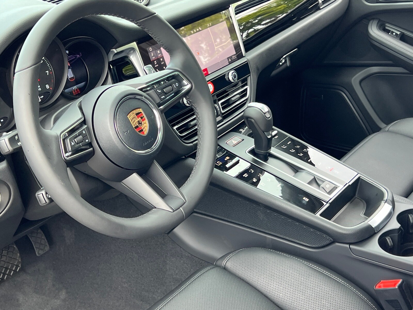 2026 Porsche Macan T photo 4