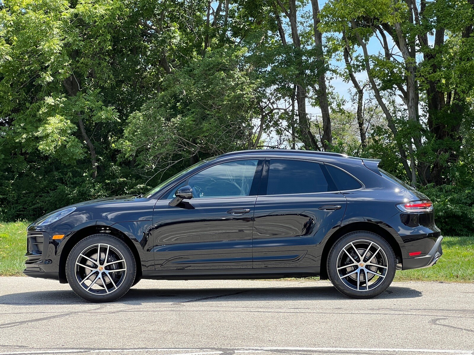 2025 Porsche Macan T photo 2