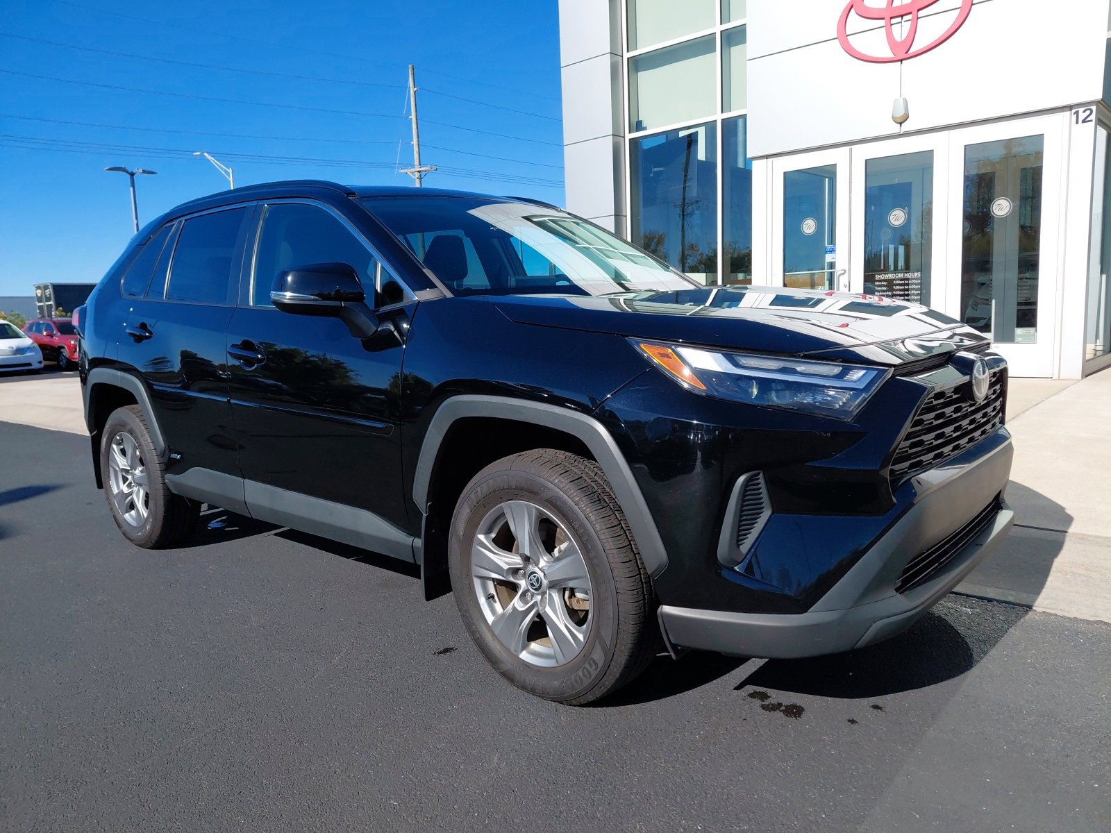 2022 Toyota RAV4 Hybrid XLE photo 4