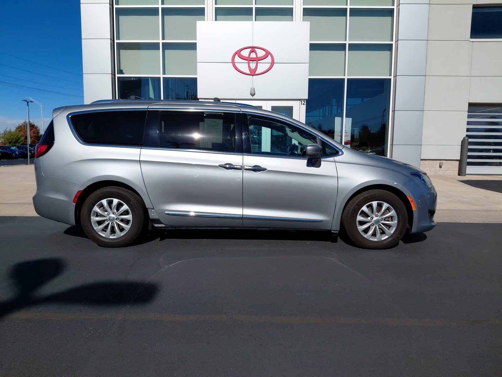 2018 Chrysler Pacifica Touring Plus photo 3