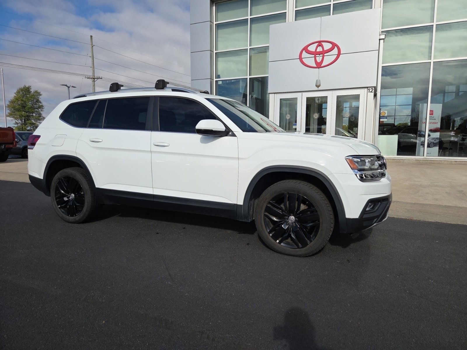 Used 2018 Volkswagen Atlas SE with VIN 1V2CR2CA7JC546330 for sale in Whitestown, IN