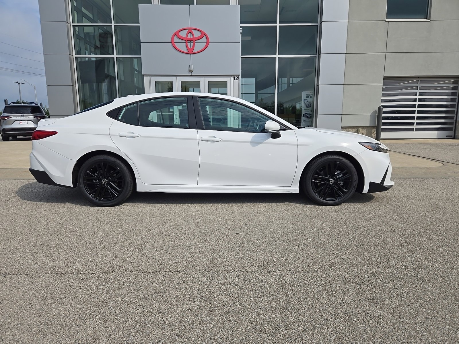2025 Toyota Camry SE photo 3