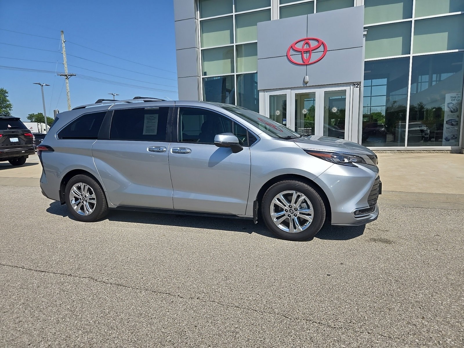 2024 Toyota Sienna Platinum photo 2