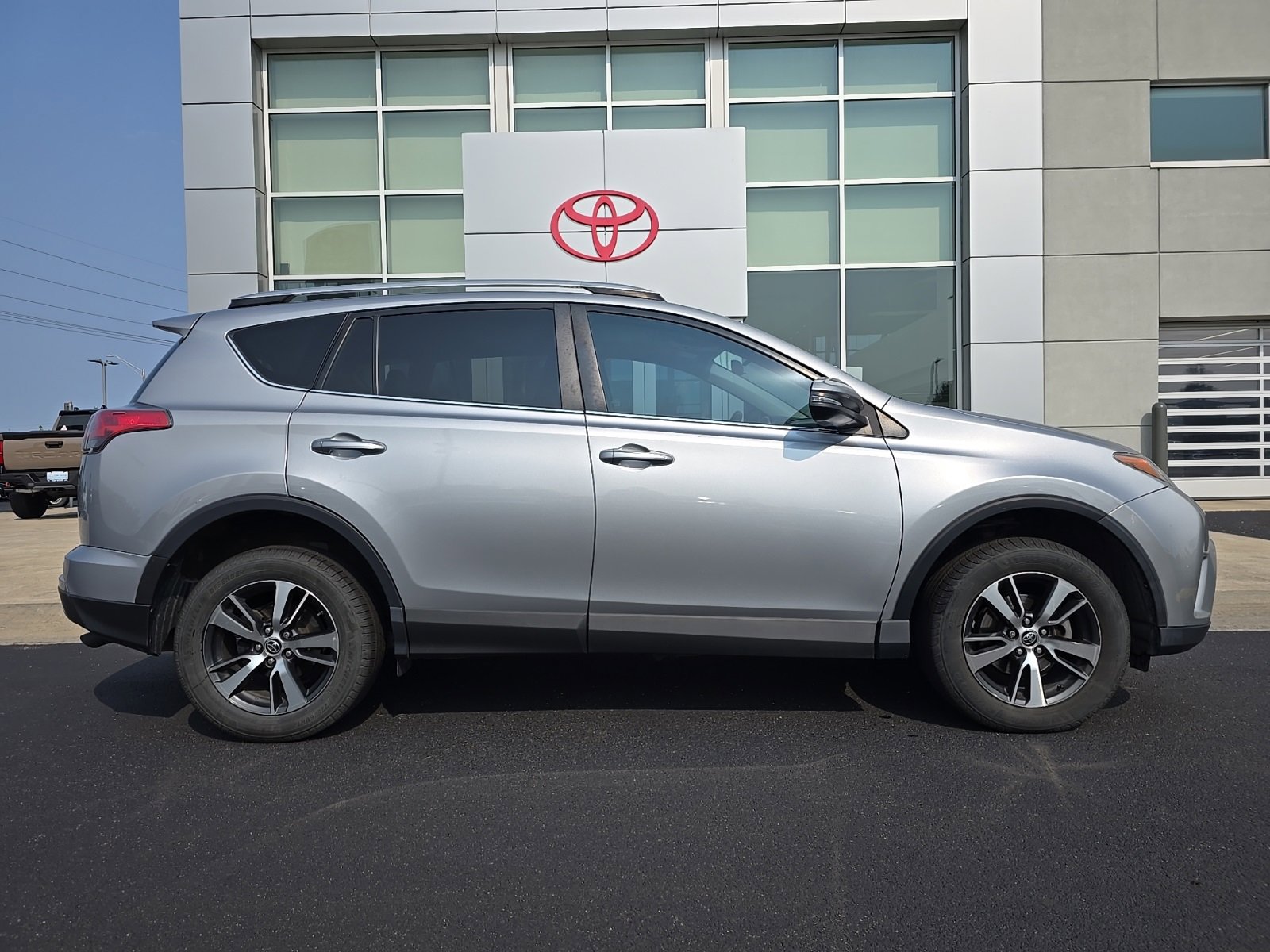 2016 Toyota RAV4 XLE photo 2