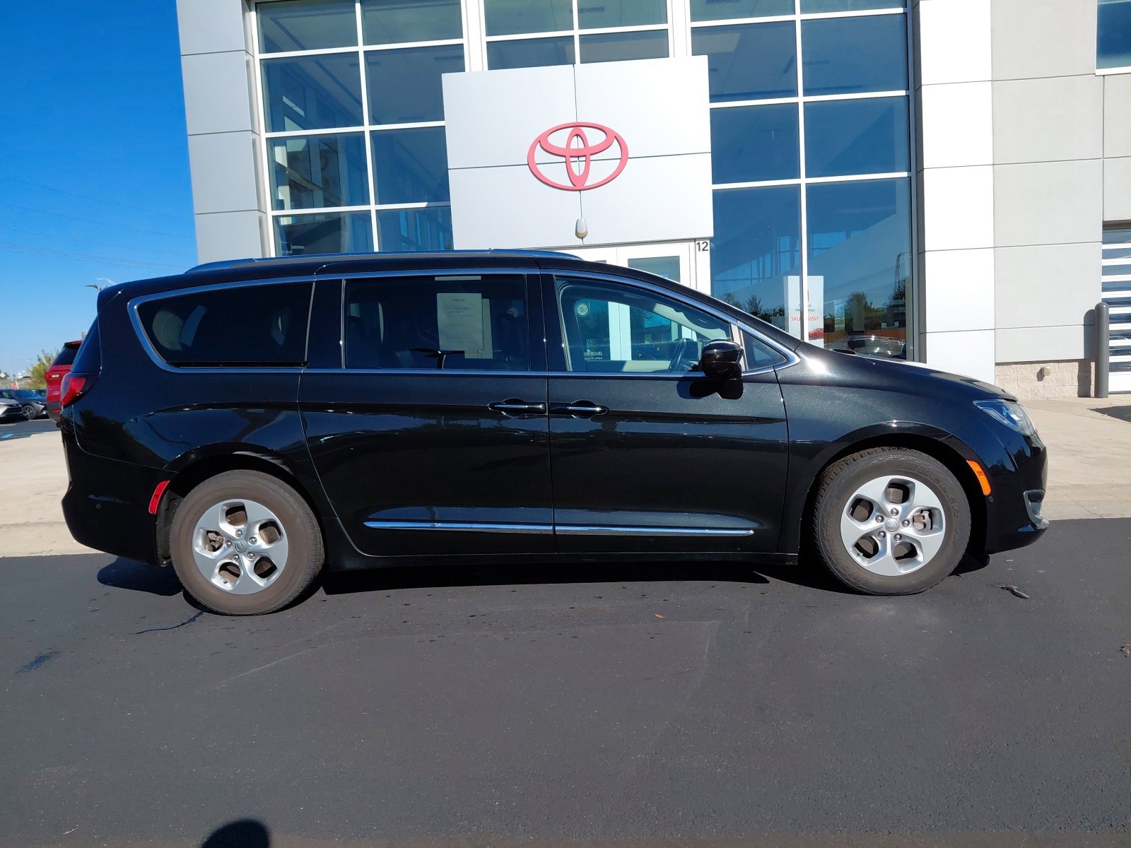 2017 Chrysler Pacifica Touring Plus photo 3