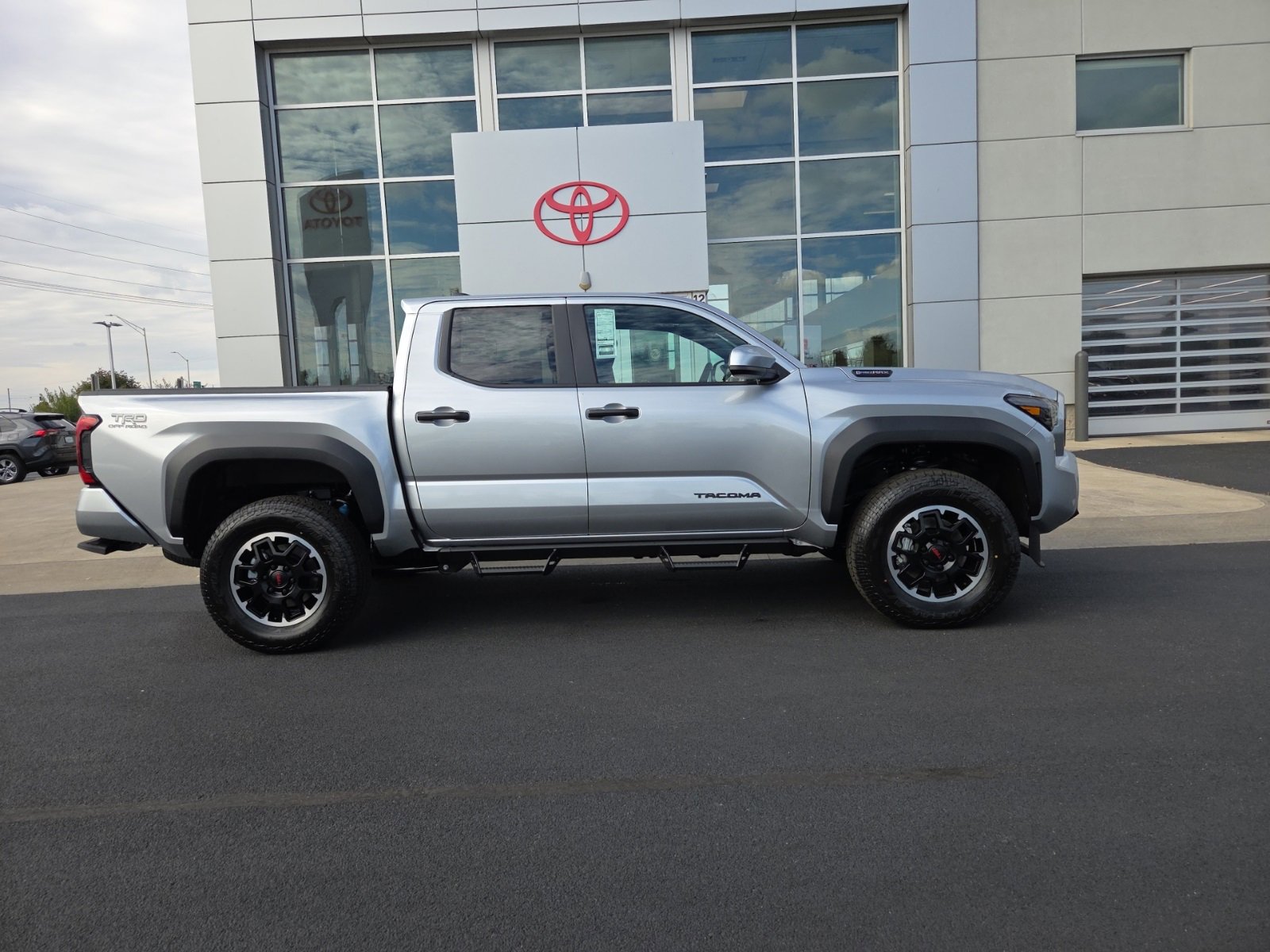 2025 Toyota Tacoma TRD Off-Road 4x4 Double Cab photo 2