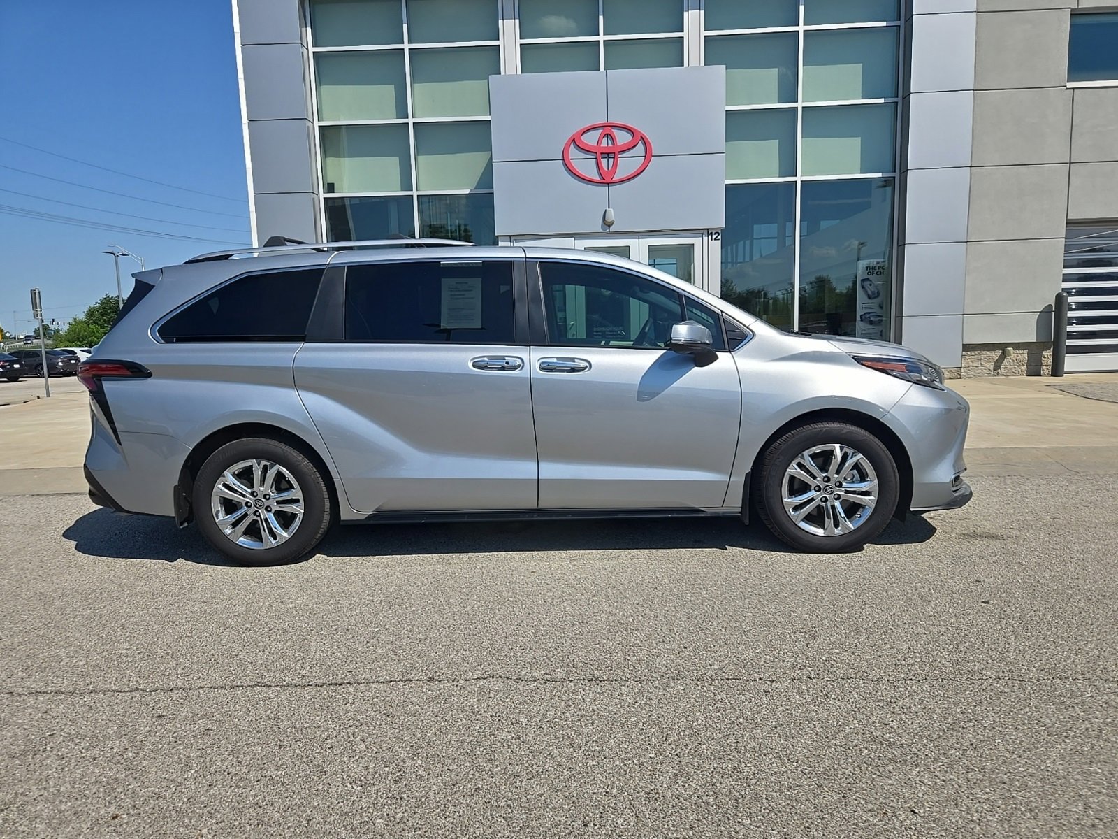2024 Toyota Sienna Platinum photo 3