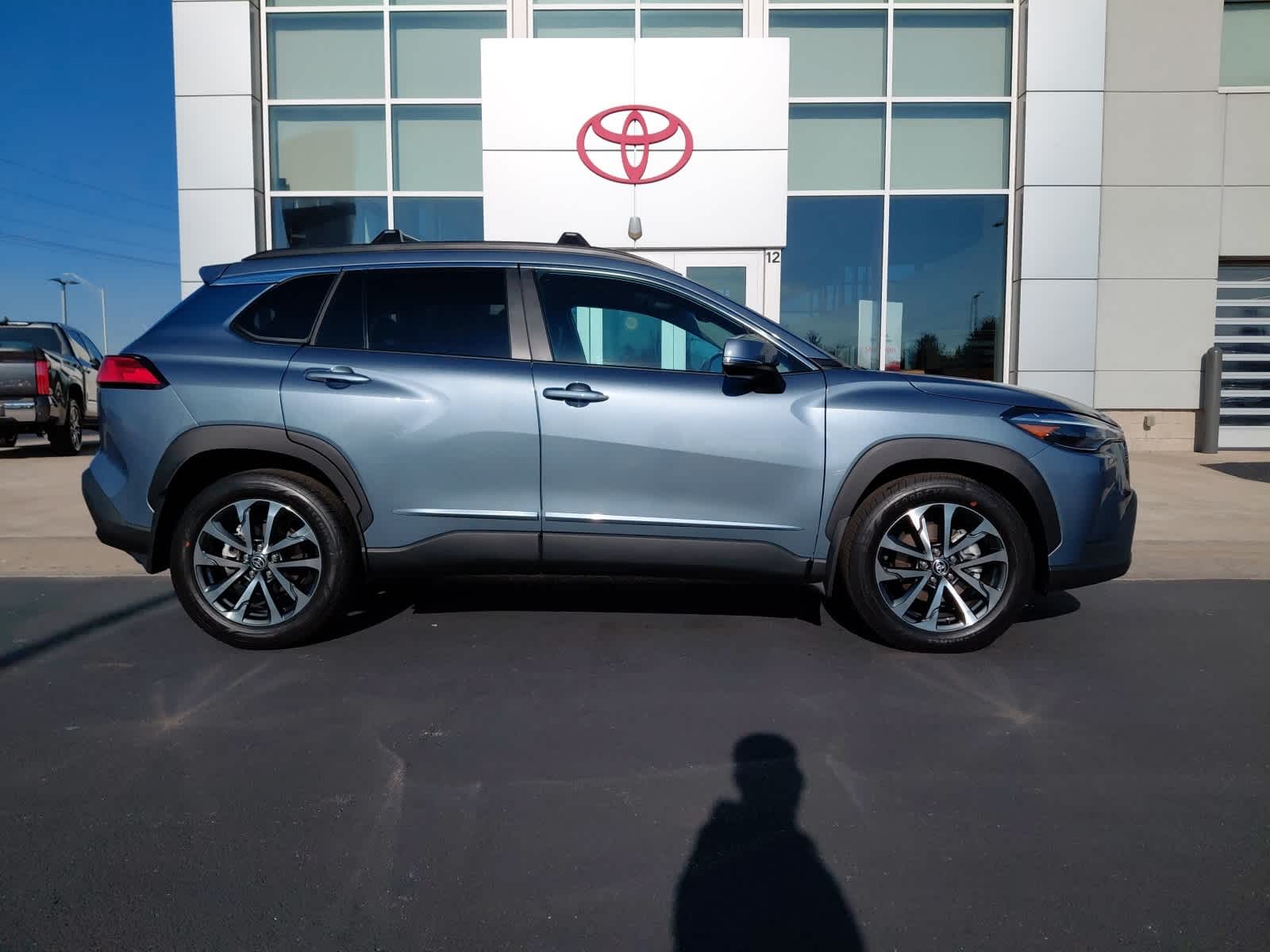 2023 Toyota Corolla Cross XLE photo 2