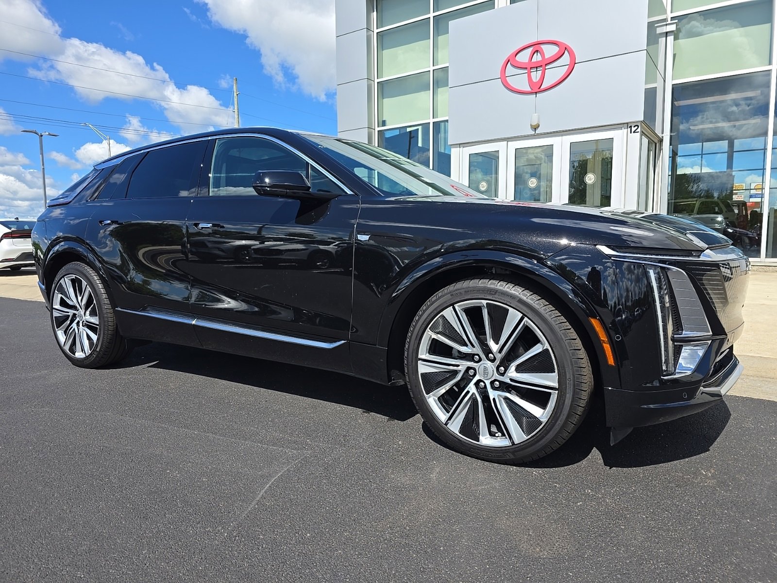 Used 2024 Cadillac LYRIQ Luxury 3 with VIN 1GYKPSRL0RZ137889 for sale in Whitestown, IN