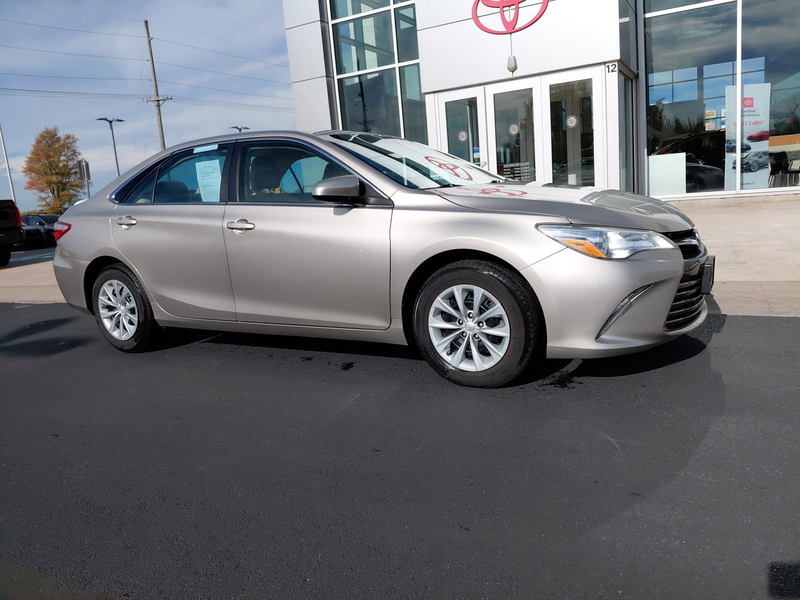 Used 2015 Toyota Camry LE with VIN 4T4BF1FK6FR514007 for sale in Whitestown, IN