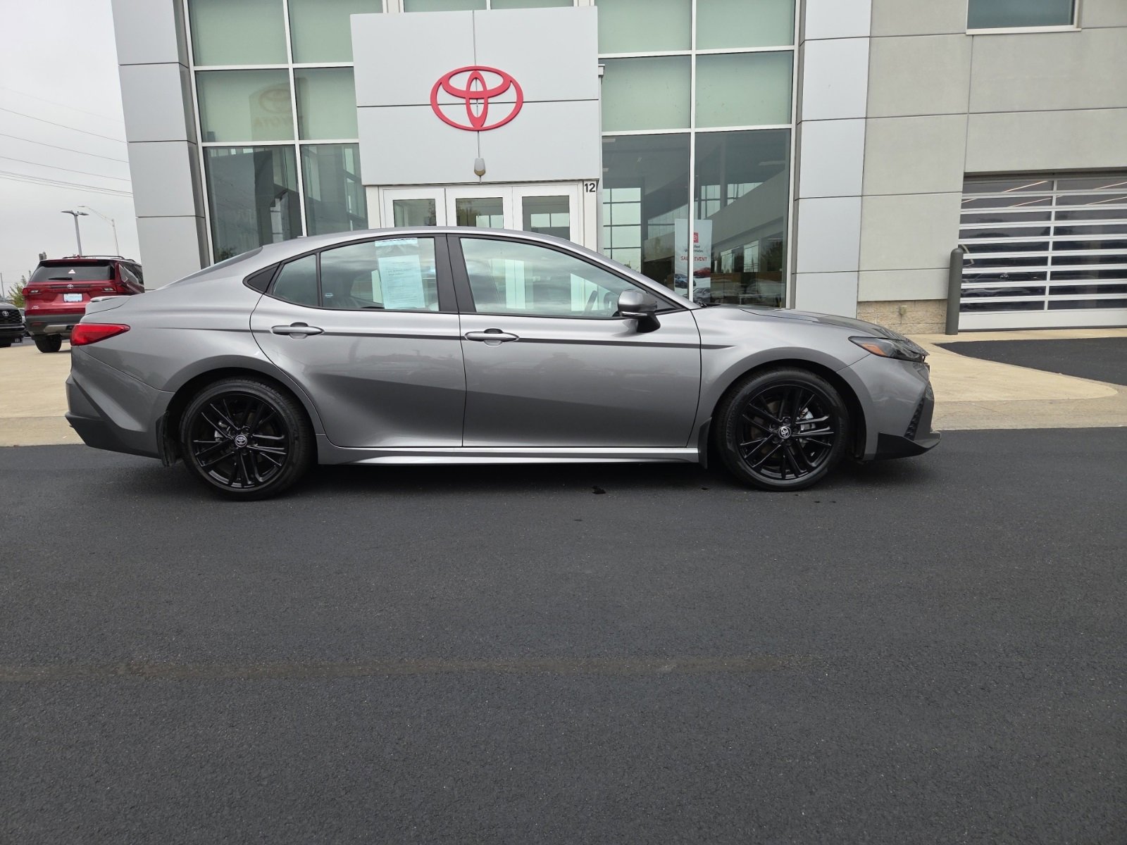 2025 Toyota Camry SE photo 3