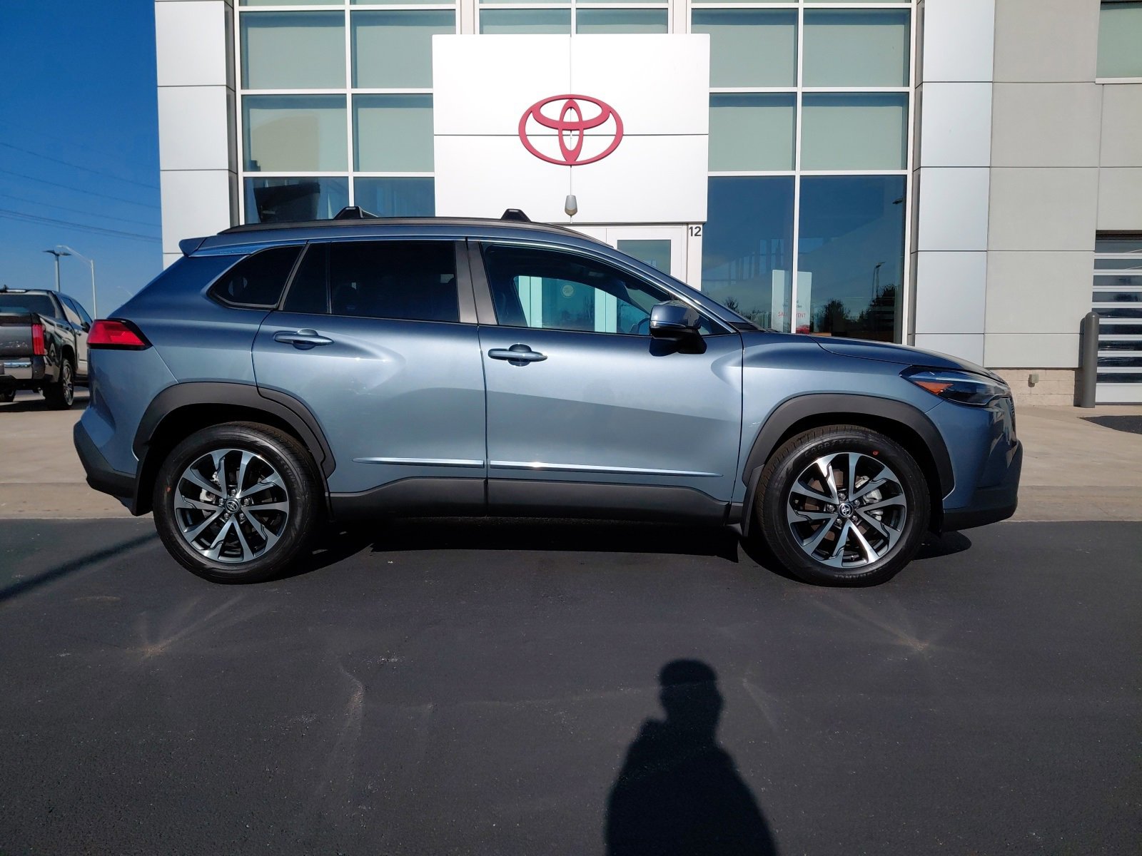 2023 Toyota Corolla Cross XLE photo 2